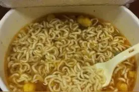减肥期间嘴巴很馋！可以吃泡面吗？图片