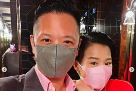 胡杏儿与老公约会秀恩爱，夫妻贴头合影超甜，三娃辣妈法令纹抢镜图片