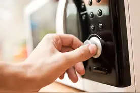 微波炉辐射大，加热食物会致癌？提醒：4种食物不要放进微波炉图片