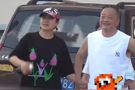 张凯丽与富豪老公逛夜市，穿百元T恤甜蜜牵手，结婚26年仍似热恋图片