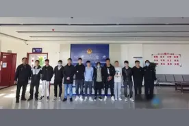 孩子捡到20元带字纸币报警解救11人【三分钟法治新闻全知道】图片