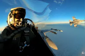 罗马尼亚F-16战斗机拦截两架俄战斗机图片