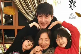 陆毅晒照庆母亲节，鲍蕾拎名牌包婆婆打扮朴素！婆媳俩同框似母女图片