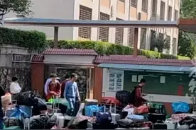 广东一学校跳蚤肆虐全校消杀，疾控中心回应图片