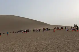 瀚海奇观--鸣沙山与月牙泉图片