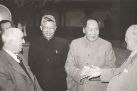 49年解放军炮轰英舰，丘吉尔叫嚣报复，老蒋：真是天不怕地不怕图片