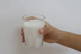 豆浆和牛奶，哪一个更适合血糖高的人喝？二者之间又有何区别？图片