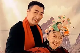 85岁马玉琴见小姑子，表情尴尬动作拘谨，李玉成笑话两人体型悬殊图片