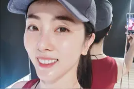 央视美女主持李思思近照曝光，穿背心浑身是汗，皮肤白皙身材好图片