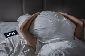 睡觉老是半夜醒，醒后再也睡不着？中医教你一招，助你安睡一整晚图片