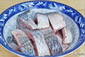 把草鱼放进砂锅里，这样做才叫香，入味下饭又解馋，顿顿吃都不腻图片