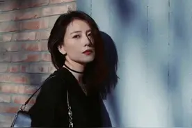 高圆圆比普通人还节省！一条百褶裙穿了7年，配黑上衣状态显年轻图片
