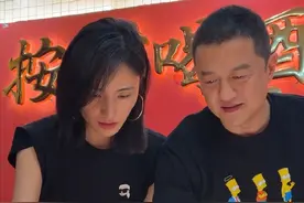 在前妻生日当天秀恩爱！李亚鹏晒照和小19岁娇妻吃火锅，同穿黑衣甜笑：秋天的第一顿火锅，要和爱的人一起吃图片