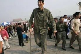 鲍喜顺：中国第一巨人身高超2米，不顾反对执意生子，后来如何？图片