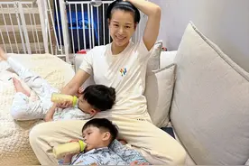 43岁胡杏儿妇女节秀幸福，仨儿子围着妈妈喝奶粉，个个帅气黏人图片