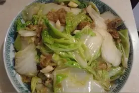 教你家常美味的猪油渣炒白菜，简单好做，解馋下饭，值得一试图片