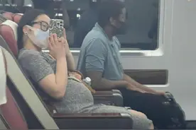 20岁中国女孩嫁给中年黑人大叔，怀着孕回西非定居引争议图片