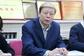 55岁的妻子凌晨坠亡后，当年的“网红校长”被批捕图片