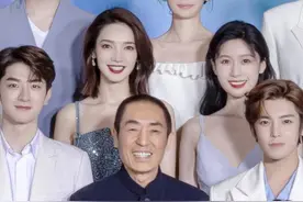 颁奖典礼，张艺谋和女艺人合影，张子枫刘浩存沈月位列其中图片