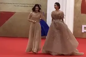 关晓彤减肥后瘦出天鹅颈，锁骨突出直角肩明显，由俩助理提裙进场图片