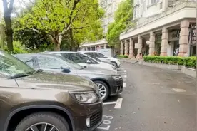 买了车位但未缴管理费，业主的车还能不能进出小区？律师：限制出入不合法，物业可依法追缴图片