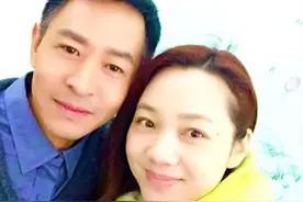 周群晒与郭晓峰亲密合照，自称有夫妻相引争议，婚育多年老公神秘图片
