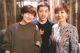 世乒赛冠军许昕的爱情让人羡慕，妻子是国乒美女，演唱会上求婚图片