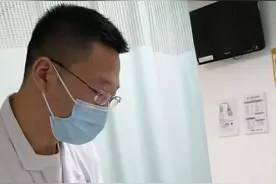 ​摇头晃脑锻炼颈椎，男子诱发神经痛图片