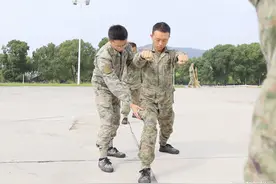 空军新兵练习擒敌拳，燃爆东部战区！图片
