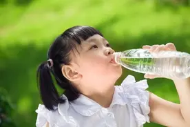 女孩因“喝水”进医院，建议这3个时间段别给孩子喝水，易积食图片