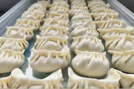 包荠菜饺子时，到底要不要焯水，牢记3个小妙招，饺子鲜味十足图片