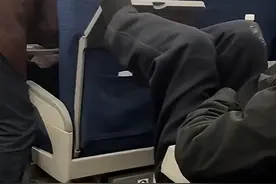 男子乘高铁脱鞋用脚反复拨弄小桌板，拍摄者：乘务员劝阻两次才成功图片