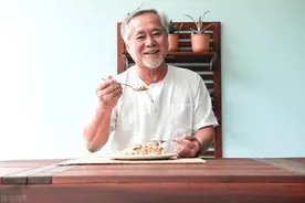 面对43岁女保姆的投怀送抱，70岁大爷：我是老，但还没有老糊涂图片