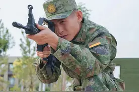 帅呆！火箭军换上21式丛林迷彩夏作训服图片