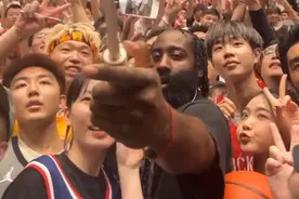 他也在怀念！哈登中国行首站手指科比头像，被球迷送手绘头盔，现场成求婚见证人图片