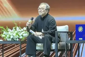 成龙断崖式衰老现老年斑，张丰毅高压锻炼肌肉健硕：居然是同龄人图片