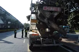 水泥搅拌车证件过期“冒险”上路，执法部门依法查扣图片