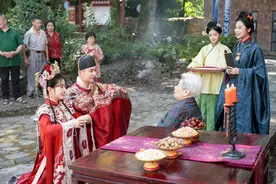 这场婚礼只有一位嘉宾…… 孙女为了病重奶奶提前领证拜堂图片