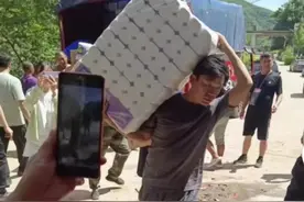 太感动了，王宝强带着物资驰援河北灾区，挨家挨户为灾民发放物品图片