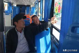 菏泽城际公交牡丹主题车厢亮相！一起坐着公交赏“牡丹”图片