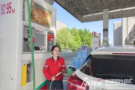 成品油价今晚上调 预计小轿车加满一箱油多掏两三元图片