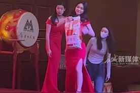 公司颁奖环节发大米 礼仪小姐使出洪荒之力 “这是请了个搬运工啊”图片