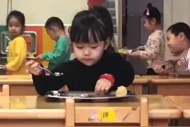 黑龙江一萌娃沉浸式吃饭，下一秒抬头和班主任四目相对，表情亮了图片