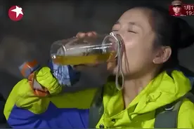 她为了翻红当众喝尿，昔日“国民闺女”，怎么变成这样了图片