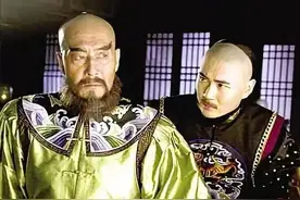 鳌拜在行刑前求见康熙，撕开衣服后，康熙含泪免其死罪，为什么？图片