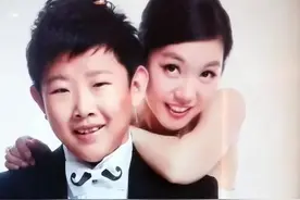 他9岁停止发育，出道18年只能演小孩，和妻子同框被嘲像母子图片