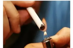 领导给你递烟，低情商的人“双手接过”，高情商的做法不服不行图片