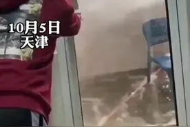 天津一高校水管破裂，维修师傅被滚滚水流冲退，师傅：真顶不住了图片