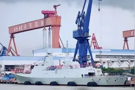 越造越大，中国海军新一代护卫舰054B下水，未来会顶替驱逐舰吗？图片