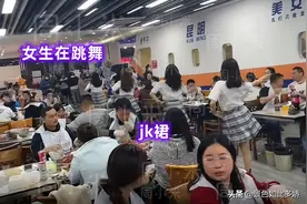 餐厅美女跳舞助兴，网友：好吃又好看图片